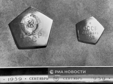 Доставка вымпелов с гербом СССР на поверхность Луны