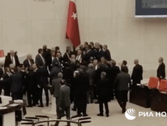 Начало дебатов в парламенте Турции по вопросу снятия депутатской неприкосновенности с Тансу Чиллер